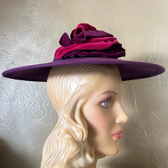 DESIGNER 1940s\' PURPLE FELT WIDE BRIM HAT -  PURPLE/FUCHSIA DRAPED VELVETY TRIM